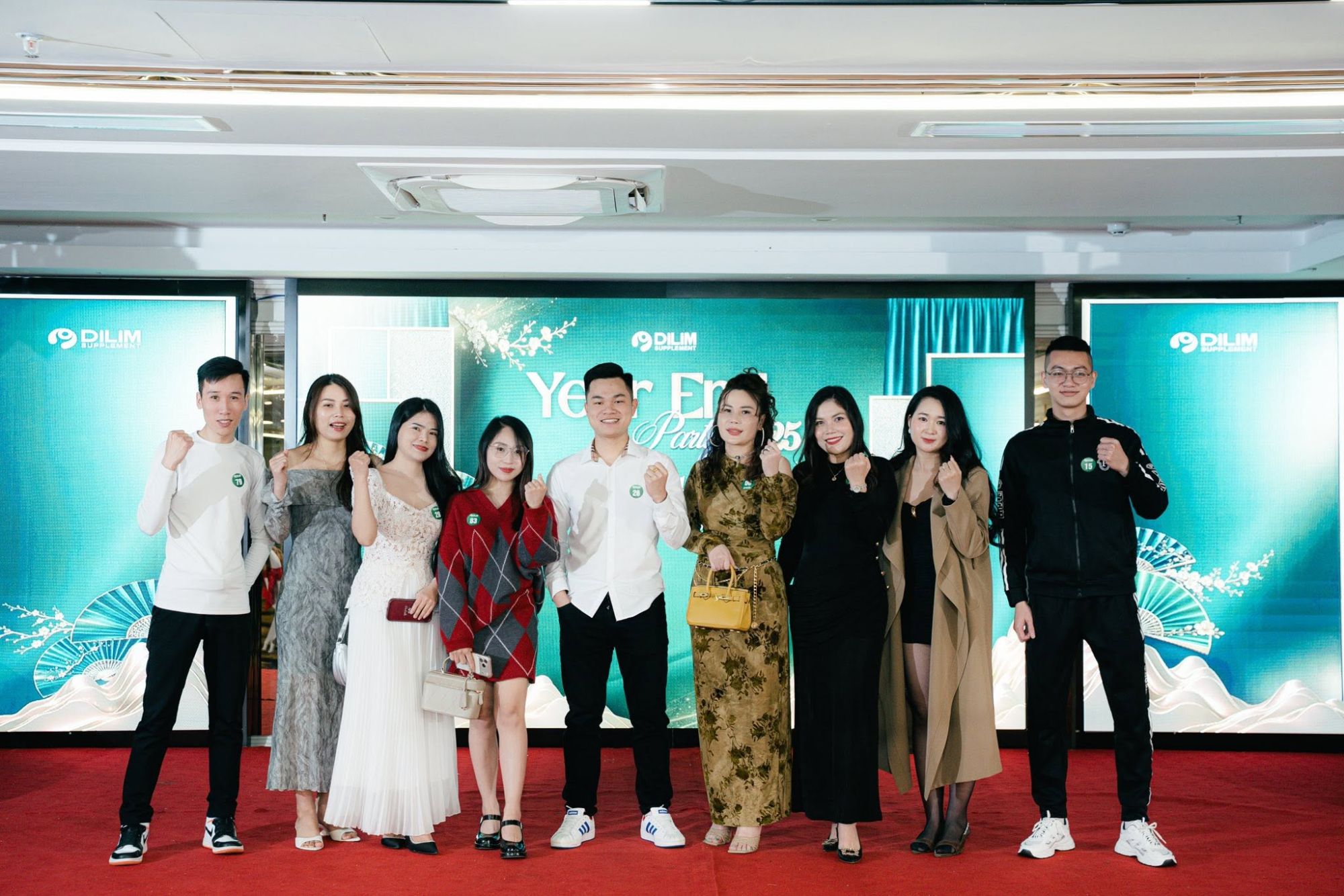 Leader Trần Hữu Hoàng (giữa, áo sơ mi trắng) cùng đội ngũ DiLiM